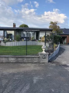 Terrasse erhoeht mit Palisaden nebst Rollrasen und neuem Zaun in Lehrte-Arpke