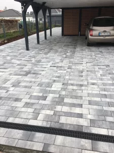pflasterarbeiten-einfahrt-unter-carport-lehrte Pflasterarbeiten mit Aco Rinne in Einfahrt und unter Carport in Lehrte